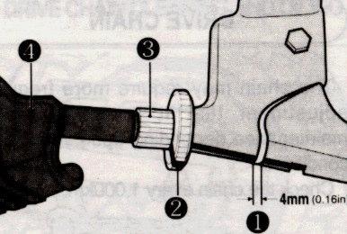 Lossa låsmuttern till justerskruven för kopplingsvajern (6).