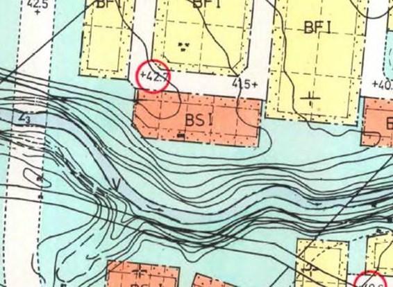 Planområdet ligger endast 20 meter från Korsträskbäcken och omfattas därför i sin helhet av strandskyddsbestämmelserna i miljöbalken.
