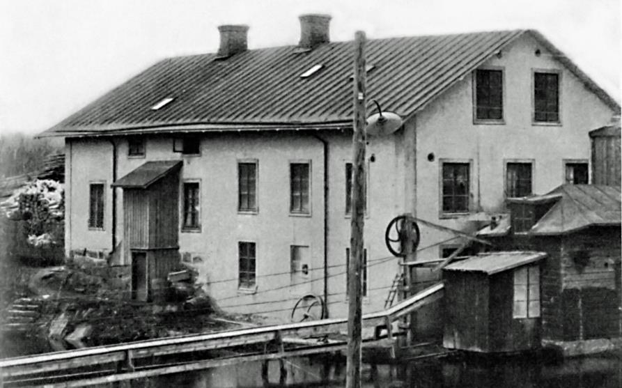 Frågan löstes då hans far nämndeman Johan Andersson uppförde en fabriksbyggnad i två våningar vid Tranås kvarn.