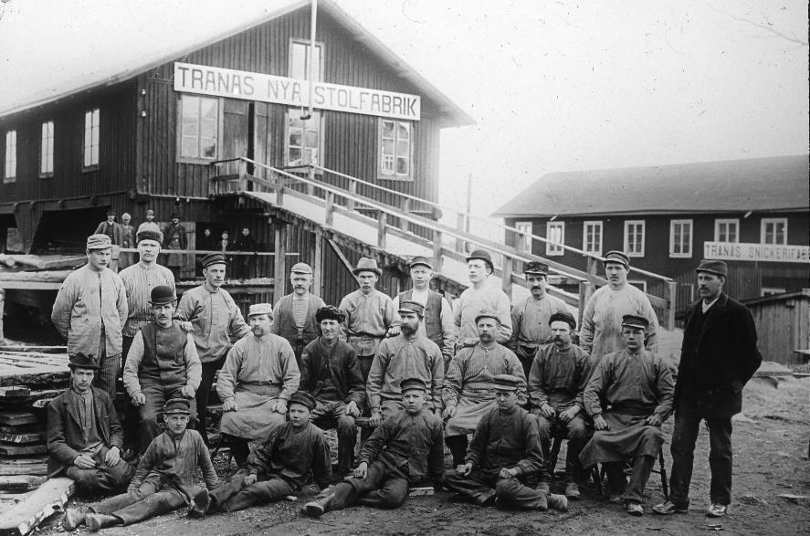 Fler fabriker växte upp vid norra Tranåskvarnsfallet. De anställda vid Tranås nya stolfabrik i mitten av 1890-talet. Längst till höger ses företagsledaren F.G. Wickström.