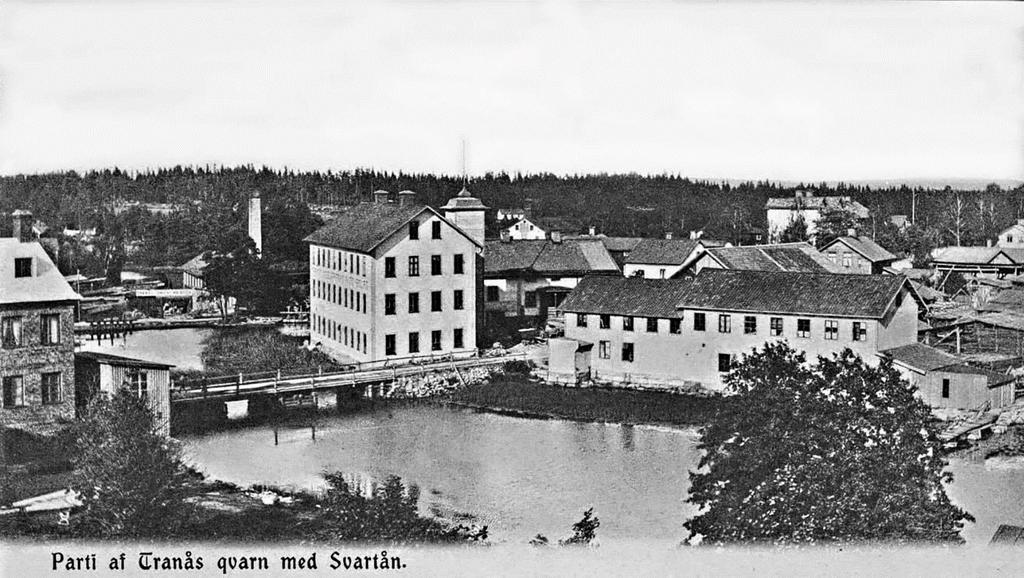 På bilden ser man förutom Möbelbolaget, till vänster Gottfrid Carlssons nyuppförda fastighet, nuvarande Storgatan 58, mellan husen med skorsten Gelottes Tranås Snickerifabrik.