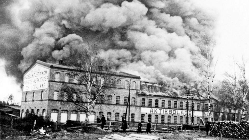 De anställda vid Möbelindustrikompaniet framför den under 1907 uppförda fabriksfastigheten. I byggnaden till vänster inrymdes torkar, kraft- och värmecentral. Flera händelser, slog hårt mot K.