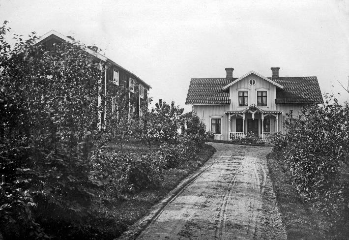Födelsebyggnaden nedbrunnen 1919, bilden med den på nytt uppbyggda manbyggnaden är tagen 1932. Stora Kungshult Säby s:n. Gården tillhörde Gripenbergs fideikommiss.