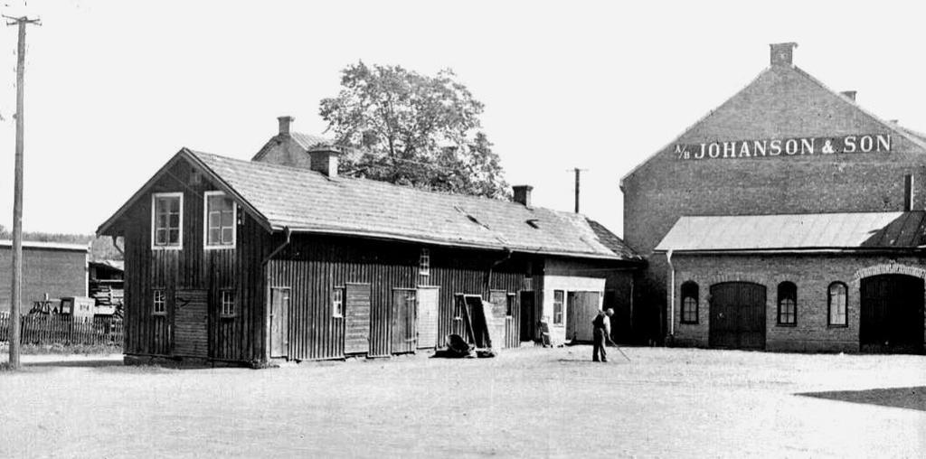 K.G. Anderssons första fabrik Hösten 1885 ansåg sig K.G. utlärd och ville bli sin egen. I snickaren Johannes Larsson fann han en intresserad kompanjon.