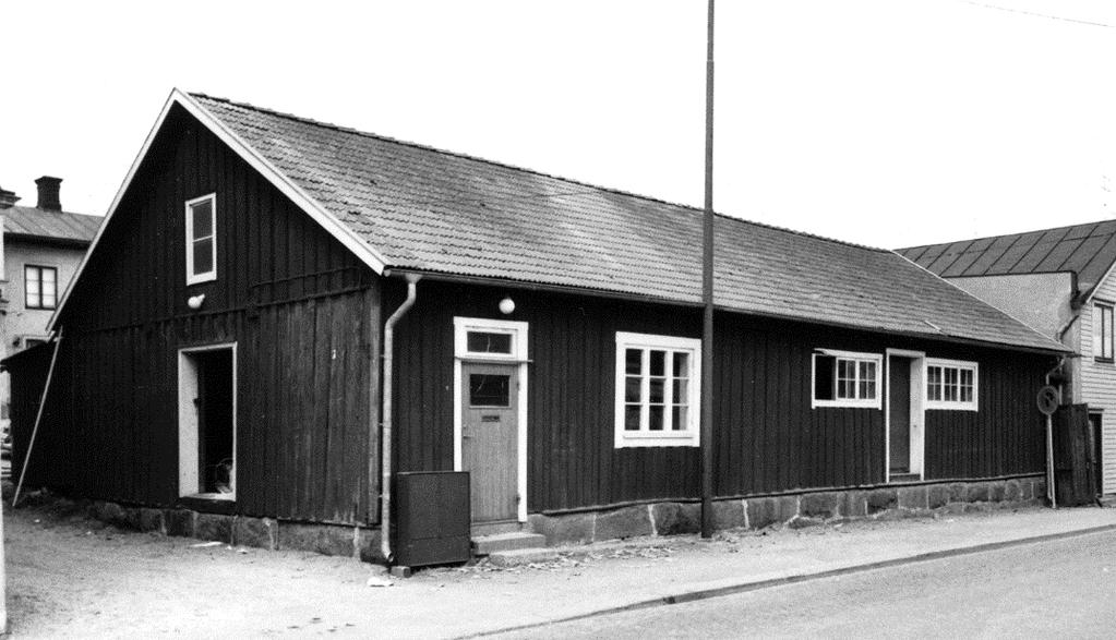 Hans första verkstad fanns i en liten byggnad vid Missionsgatan, där polis och brandkår fanns från 1906, se bilden. Efter något år lämnades den mot en större lokal på Ågatan.
