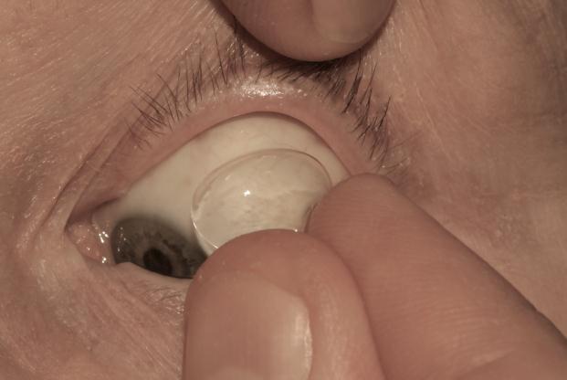 Placera toppen på kontaktlinsen under ögonlocket och för in resten av linsen till den sitter på ögat. 6.