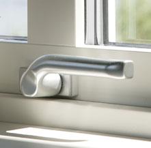 Som extra skydd levereras låsbart handtag Hoppe Pure (BPK30) med tillhörande cylinder till fönster.