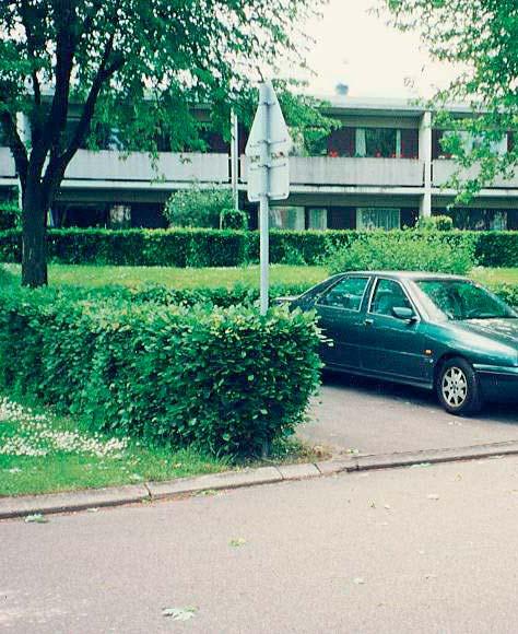 Parkering och komplementbyggnader. Parkeringsbehovet skall lösas på tomtmark med komplement av gatuparkering i varierande utsträckning.