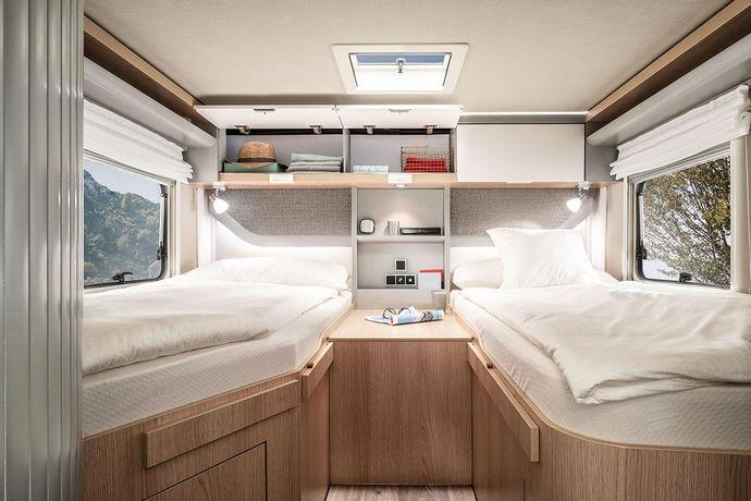Enkelsängarna på längden i HYMER Tramp GL 578 Ambition kan som standard konverteras till en stor liggyta med