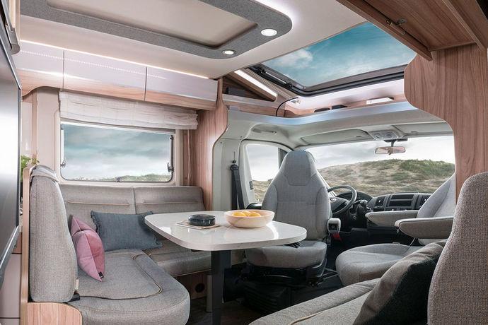 I L-soffgruppen i HYMER Tramp CL Ambition finns det plats för upp till fem personer
