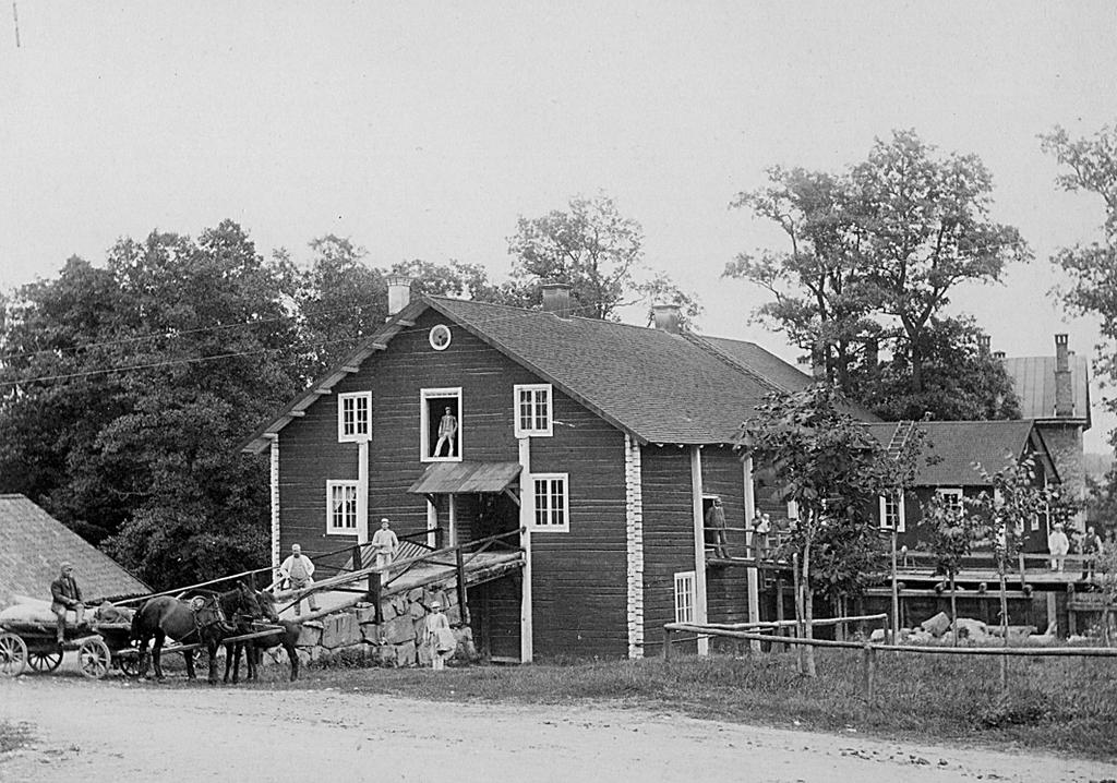 1796 och var belägen strax söder om herrgården. Den byggdes av timmer och fick fem stenar.