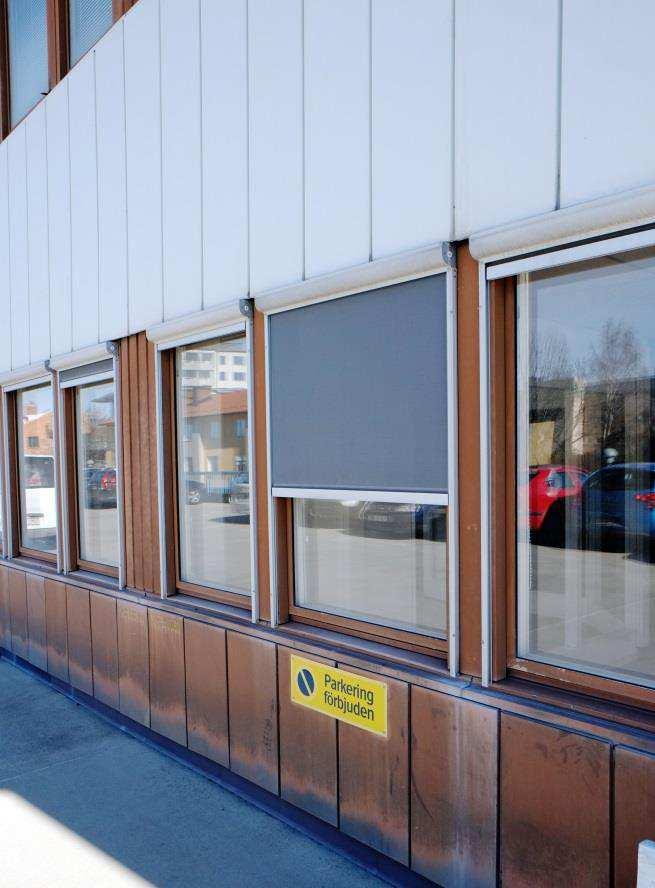 Byggnadens Exteriör Byggnadens exteriör karaktäriseras till stor del av sin massiva volym samt av lågdelens oregelbundna oktagonala planform i kontrast till högdelens raka lamellhus.