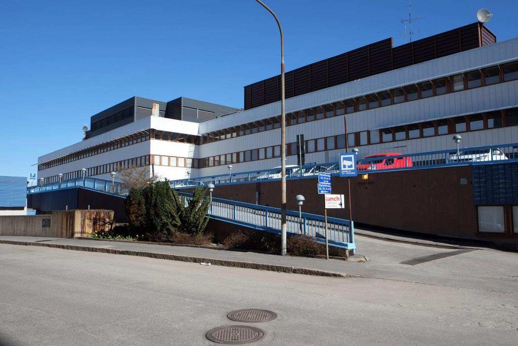 ovanpåliggande parkeringsdäck samt