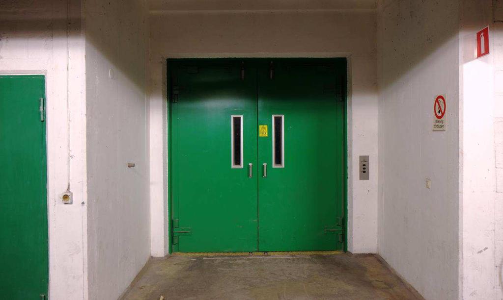 En av byggnadens tre lasthissar i