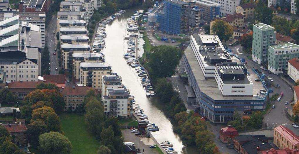 Flygfoto över Bällstaån med kringliggande område. Fastigheten Vandenbergh 9 till höger i bild.