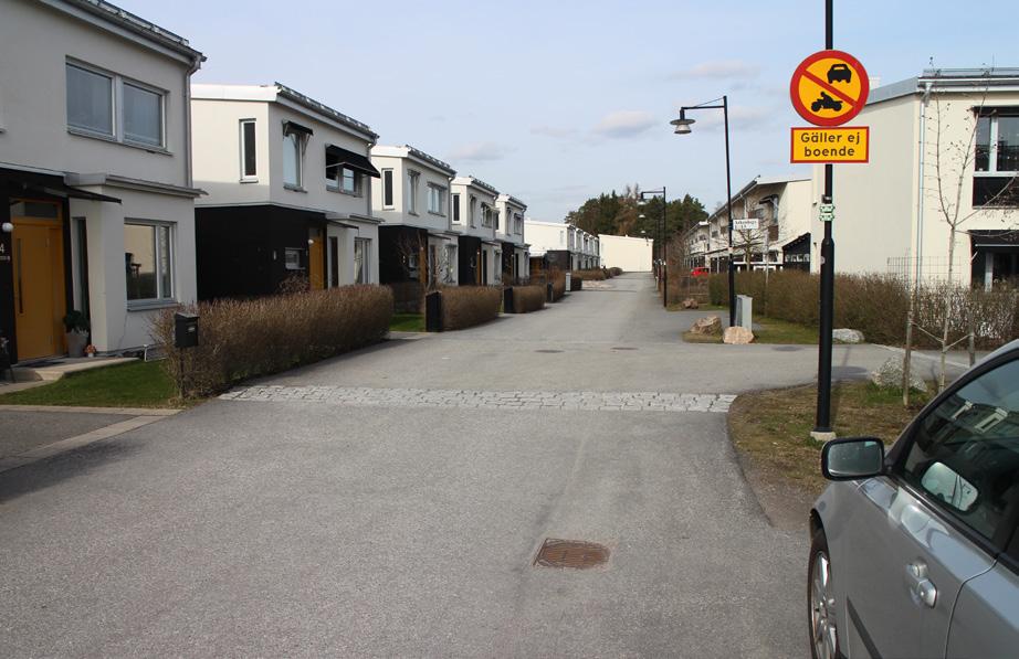 Skolområdet omgärdas av flerbostadshus och skolan nås med bil och buss via Fredrika Bremersgatan som i sin tur ansluter till Bärbyleden. Elever vid skolan kommer nästan uteslutande från Nyby.