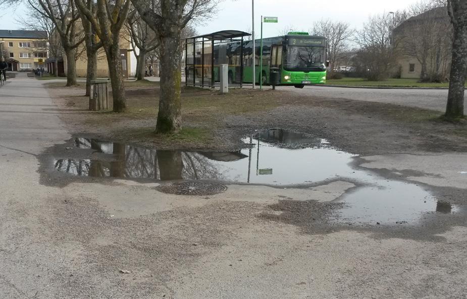 Vid huvudentrén som vätter åt sydöst ansluter Fredrika Bremergatan som är en återvändsgata. Här finns busshållplats och möjlighet till hämta/lämnaangöring.