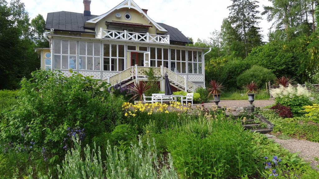 15/6 Besök i fascinerande trädgård Vi besöker familjen Scherp som har en stor trädgård i Alster.