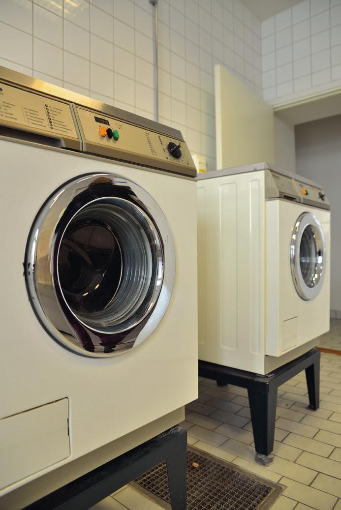 tvättstuga Tvätta i tvättstugan Alla tvättmaskiner fyller på vatten själva och en del doserar även tvättmedel själva.