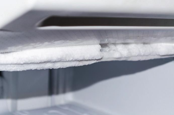 kök Frosta av frysen När frysen är full av is drar den mer el. Därför är det bra att frosta av den, minst en gång om året. Förutom att det blir billigare när den drar mindre el så håller maten bättre.