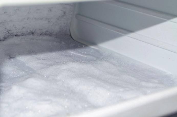 Gör så här: Ta ut maten ur frysen. Stäng av frysen och ställ upp frysdörren. Låt nedersta lådan sitta kvar och samla upp smältvattnet. Lägg en handduk på golvet framför.