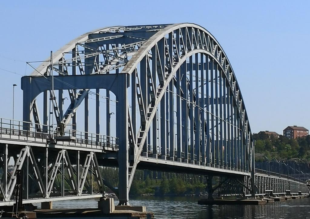 2.2. TILLSTÅND I DAGSLÄGET 7 År 2003 undersöktes Gamla Lidingöbron på nytt av konsultföretaget CarlBro, som uppgav att de funnit så allvarliga skador att bron behövde stängas för spårvagnstrafik,