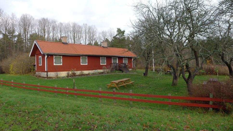 Förvaltningen ser positivt på att den öppna naturmarken som före stadsdelens utbyggnad var odlingsmark bibehålls öppen och att den gamla landsvägen får bevara sin sträckning.