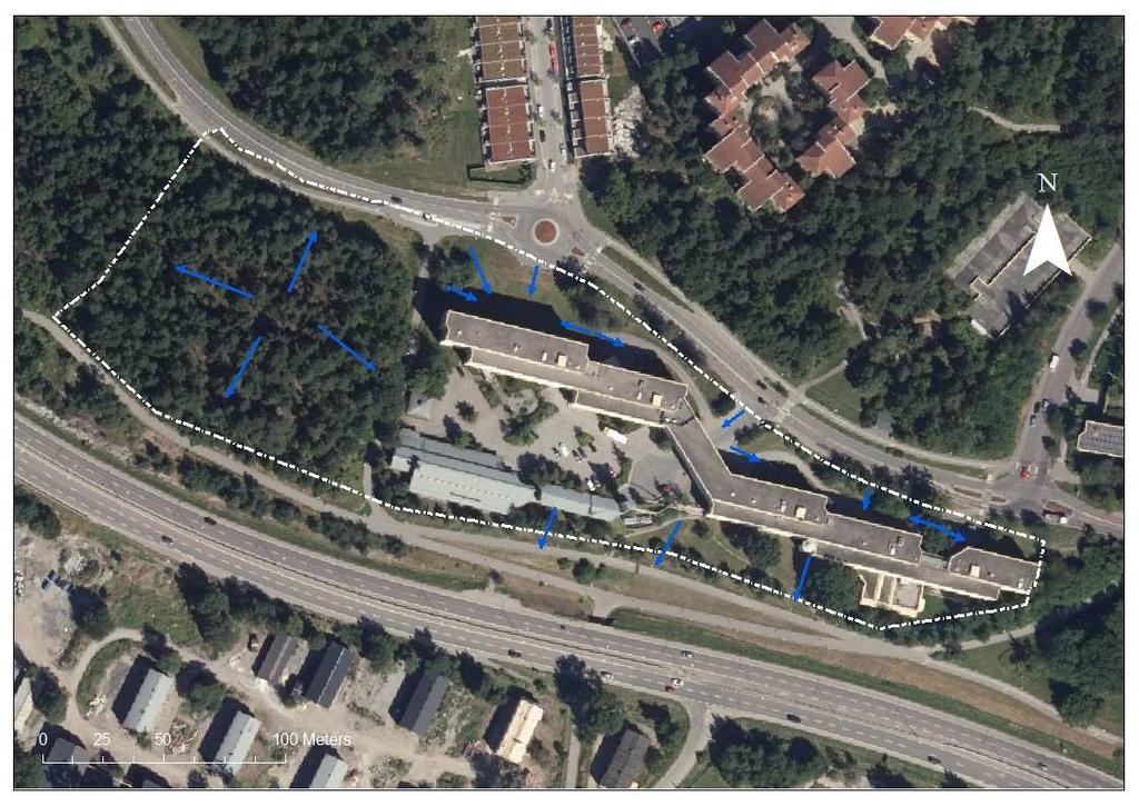 Figur 3-6. Översiktskarta över undersökningsområdet som är markerat med en vitstreckad polygon, där blå pilar visar flödesriktningar för avrinnande ytvatten, baserat på topografin. 3.3 Recipient Miljökvalitetsnormer (MKN) Dagvatten från utredningsområdet mynnar i Bällstån söder om utredningsområdet.