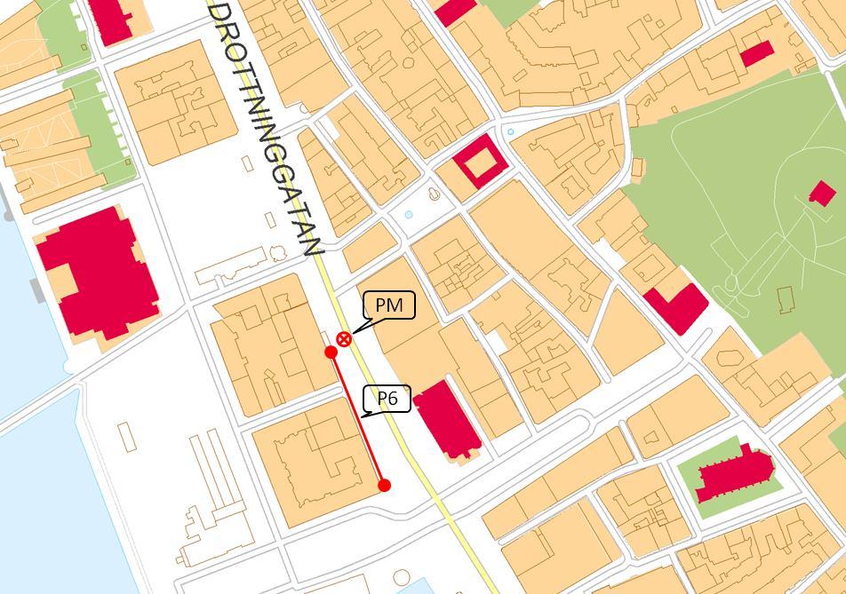 Mätsträcka 6 är placerad i gaturummet (se figur 2 nedan) på Drottninggatans västra sida, ca 3,5 m ovan mark intill husvägg och ca 7 m från vägkant. Mätsträckan är 116 m lång.