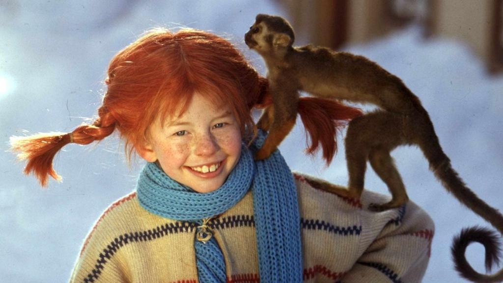 3 6. Hur ser hon ut? Hon är...ung. Hon ser glad ut. Hon är kort. Hon är ungefär 10 år.... Hon har...blåa ögon. Hon har rött hår. Hon har långt hår.
