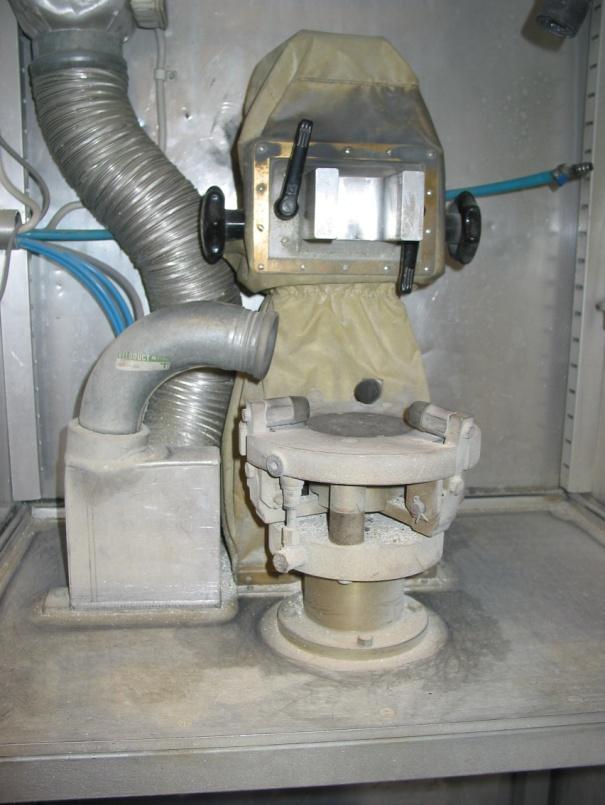 Figur 2 Trögerapparat (tv) och nålarna som slår mot provet (th). I Norge har dock Trögermetoden testats för att simulera dubbdäcksslitage (Snilsberg, 2008).