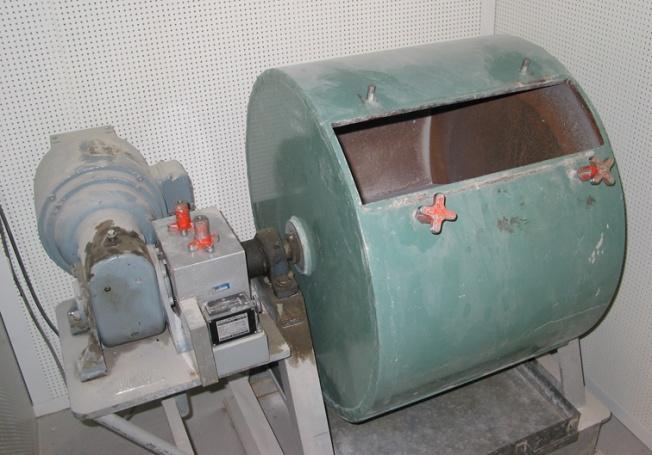 4.4.5 Motstånd mot fragmentering Los angeles (LA) Los Angelesmetoden innebär att 5 kg stenmaterial tumlas i en ståltrumma tillsammans med 5 kg stålkulor under 500 varv.