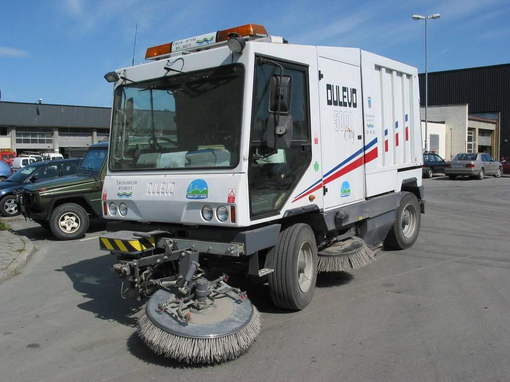 Figur 33 Städmaskin av fabrikat Dulevo, som används i Trondheim för dammupptagning (Foto: Mats Gustafsson). Oslo I Oslo har MgCl 2 använts för dammbindning sedan 2001.