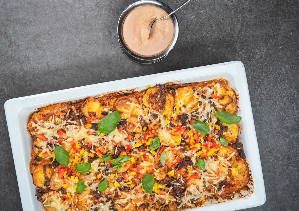 KÖTT KÖTT Krämig Köttfärslåda med örter och Srirachadressing Mustig Kalvgryta 2 dl Valio Eila Laktosfri Smetana 3 dl Valio Eila Laktosfri Matlagningsgrädde 1,5 kg Kalvkött, tärnat 150 g Bacon, skivat