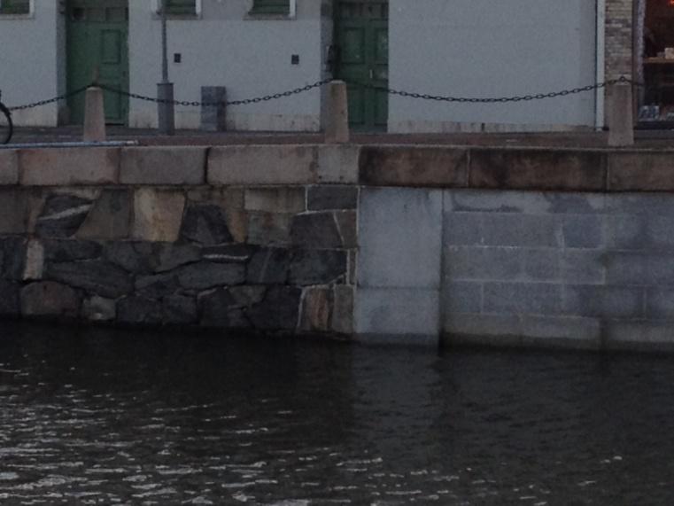 Yttre järnvägsbron är en stålbro inga uppgifter har påträffats angående ålder eller grundläggning, vid en översiktlig okulär besiktning ser bron ut att vara i ett godtagbart skick, se foto 5.