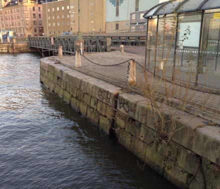 Kajen utmed Göta älv vid Älvsnabbens färjehållplats består fram till Stenas färjeterminal av en äldre kallmur i relativt undermåligt skick och med delvis eftersatt underhåll, se foto 5 och 6.