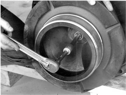 Värm pumphjulet, pumphjulsnavet eller propellern till cirka 100 C (212 F) för att underlätta montering. 3. Dra åt pumphjulets eller propellerns skruv.