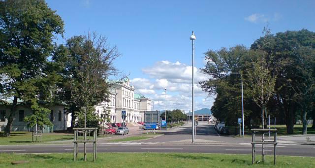 Mötet med stationshuset från sydväst. Järnvägsparken till höger. Störningar Planområdet är stört av buller och luftföroreningar från kringliggande biltrafikleder. Bostäder är därför inte lämpligt.