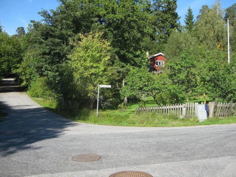 Korsningen Långsjövägen/Långsjövägen. Till vänster den del av Långsjövägen som går upp mot Torparevägen. Körbanebredden tillåter inte biluppställning på gatumark.