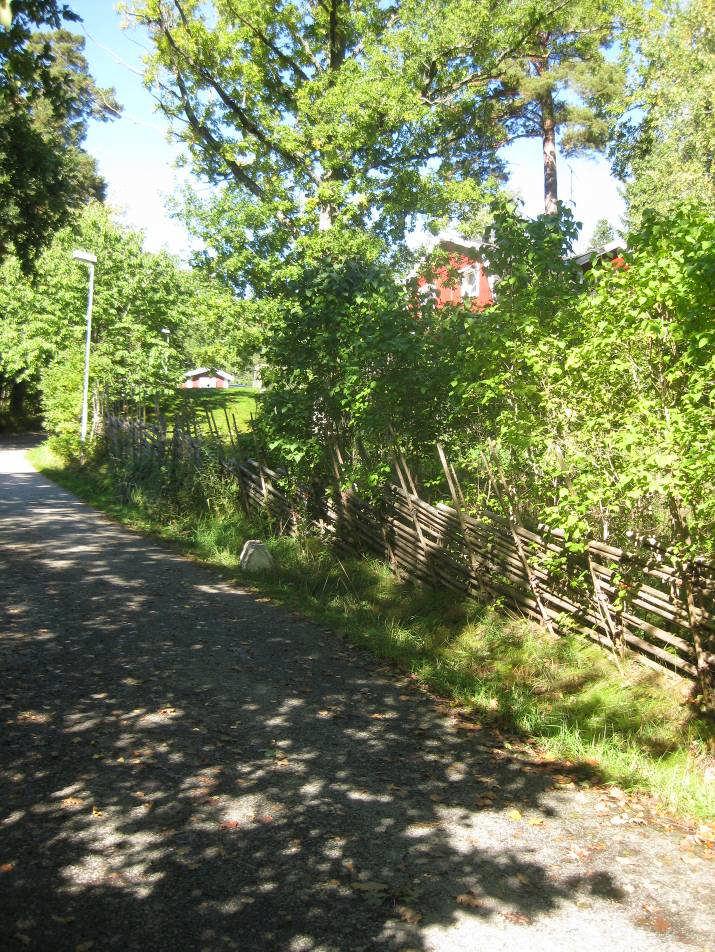 Parkering, utfart, angöring Efter styckning av Torpartäppan 9 anordnas infart till ny fastighet från den del av Långsjövägen som går upp mot Torparevägen, medan befintligt hus behåller sin infart