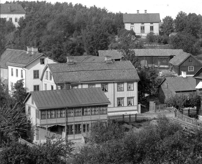 Kronofogdegården Kronofogdegården sett från Krusgårdsberget. Huset ligger längs med gatan och har brutet tak. Gård nr 92 Kronofogdegården låg vid Storgatan 33.