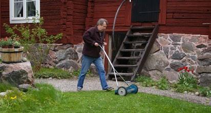 Här är det fart på gräsklippningen under städdagen.