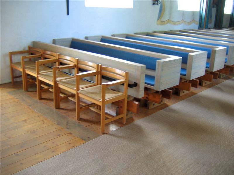 Färgsättningen domineras av takets dekorativa måleri vilket inramas av väggarnas vitkalkade ytor.