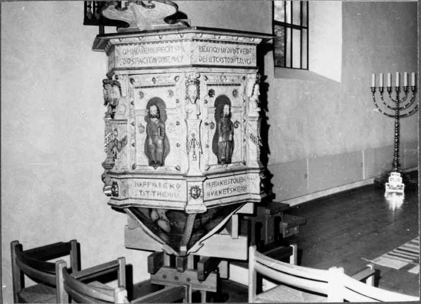 Färgsättningen på kyrkans fasta inredning domineras av gröna, blå och röda kulörer. Måleriet på de senare tillskotten är laserande medan de på predikstolen, orgeln m.m. är täckmålade.
