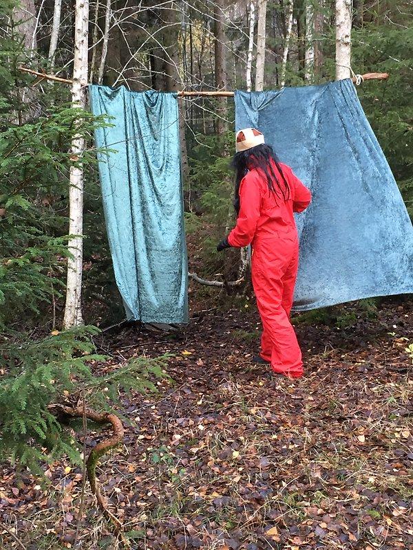 Hur ska vi lösa det här Vi funderar tillsammans, vi vill gärna testa om vi kan komma in så fröken Märit försöker. Men nej det tar stopp för henne med.