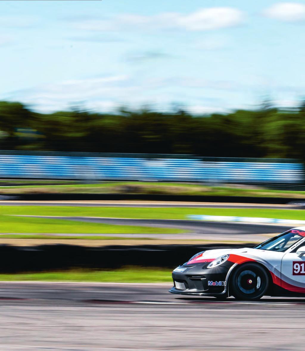 G G G En intressant detalj är de gula lamporna som blinkar på panelen om man låser upp bromsarna. Närmre ett hjälpsystem än så kommer man inte i Porsche 911 GT3 Cup.