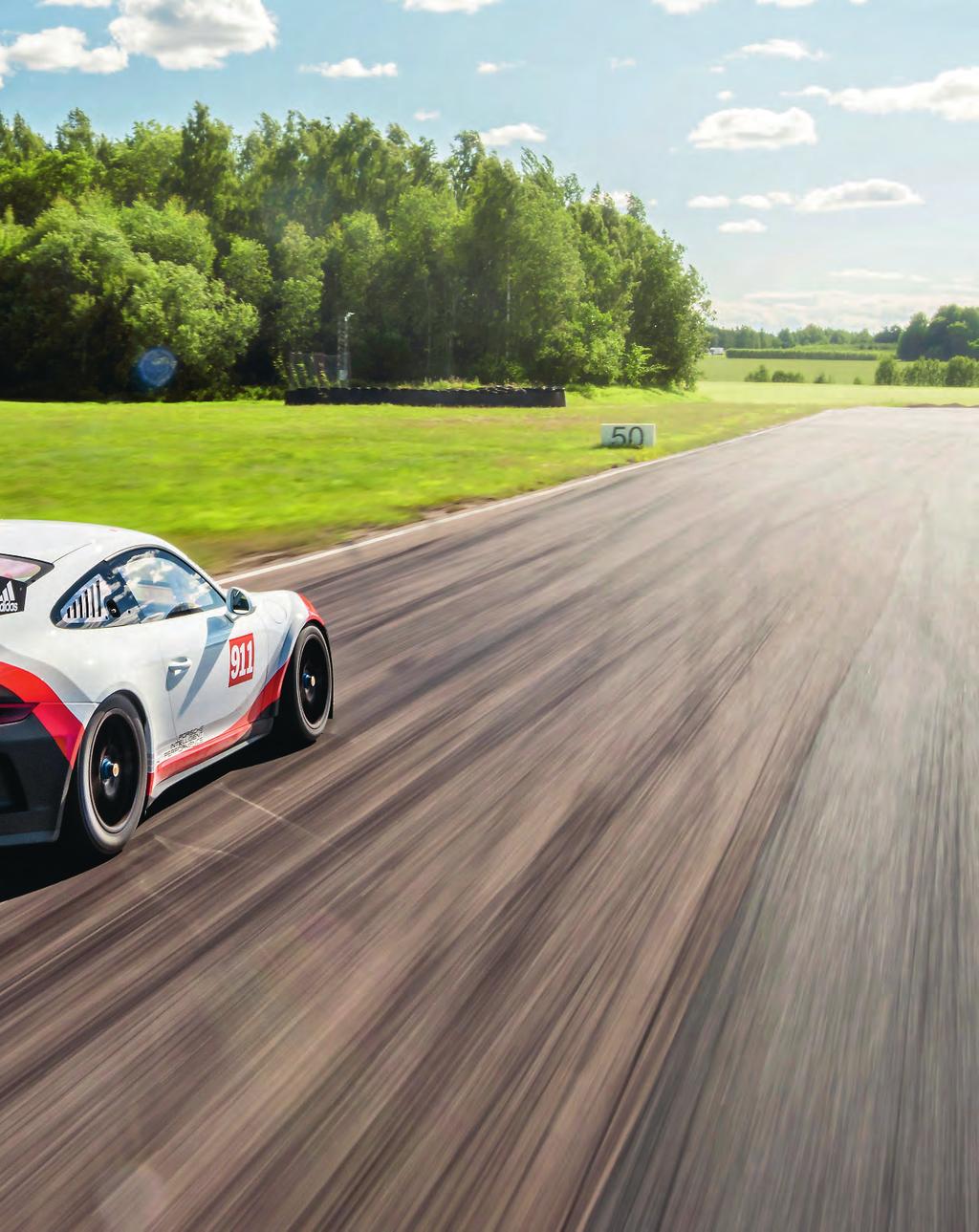 SOM ÄR PRENUMERAN FAKTA: Porsche Supercup fyller 25 år! < Rördragningen i störtburen är en imponerande syn.