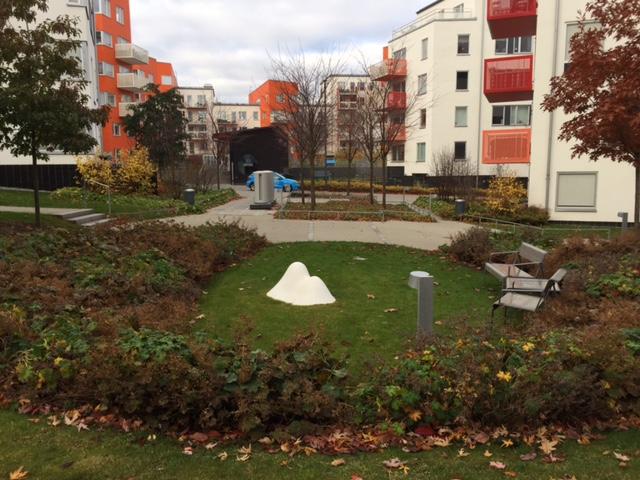 Det kan planeras genom höjdsättning så att hårdgjorda ytor avvattnas mot grönytor, som tillåter infiltration i marken.