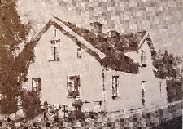 1 RIDDAREGÅRDEN Torp nr Fastighetsbeteckning Backstuga 6 1:74 Sanna 2 Smedjegatan 4 Backstugan finns på Häradsekonomisk karta 1868-77, markerat med Bs.