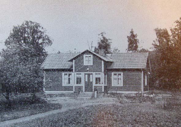 9 PILGÅRDEN Torp nr Tidigare fastighetsbeteckning Backstuga 72 9:4 Ekhaga Torpet finns på Häradsekonomisk karta 1868-77, markerat med Bs. Torpet låg vid gamla Morlidsvägen mot söder vänster sida.